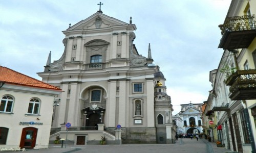 Zdj�cie LITWA / Wilno. / Wilno. / Wilno - Ko�ci� �w. Teresy z Ostr� Bram� w tle.