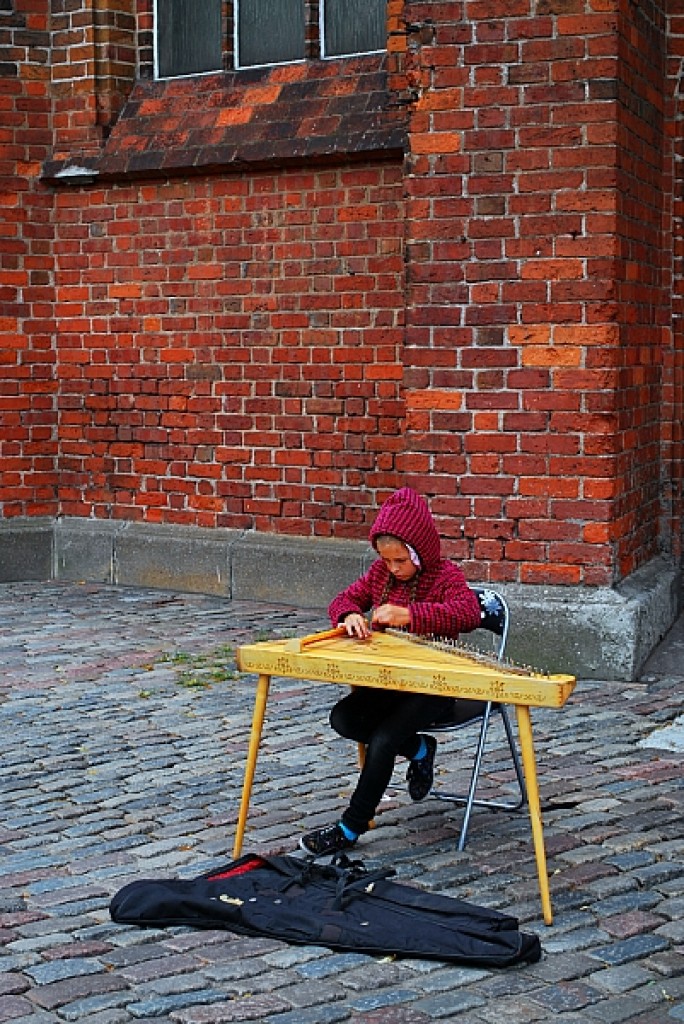 Zdjęcia: Riga, Riga, little girl, ŁOTWA Zdjęcia: Riga, Riga, little girl, ŁOTWA