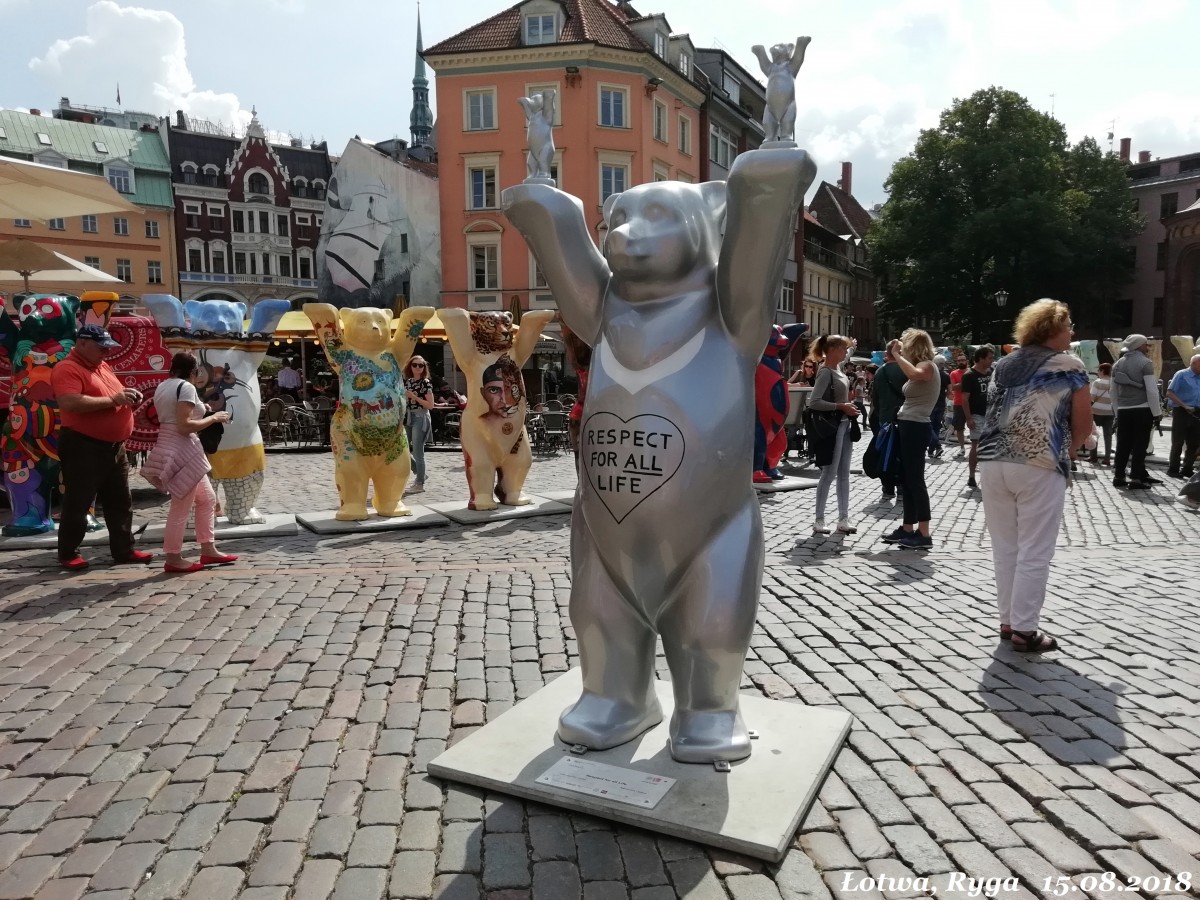 Zdjęcia: Ryga, Plac katedralny w Rydze i wędrujące misie, ŁOTWA Zdjęcia: Ryga, Plac katedralny w Rydze i wędrujące misie, ŁOTWA