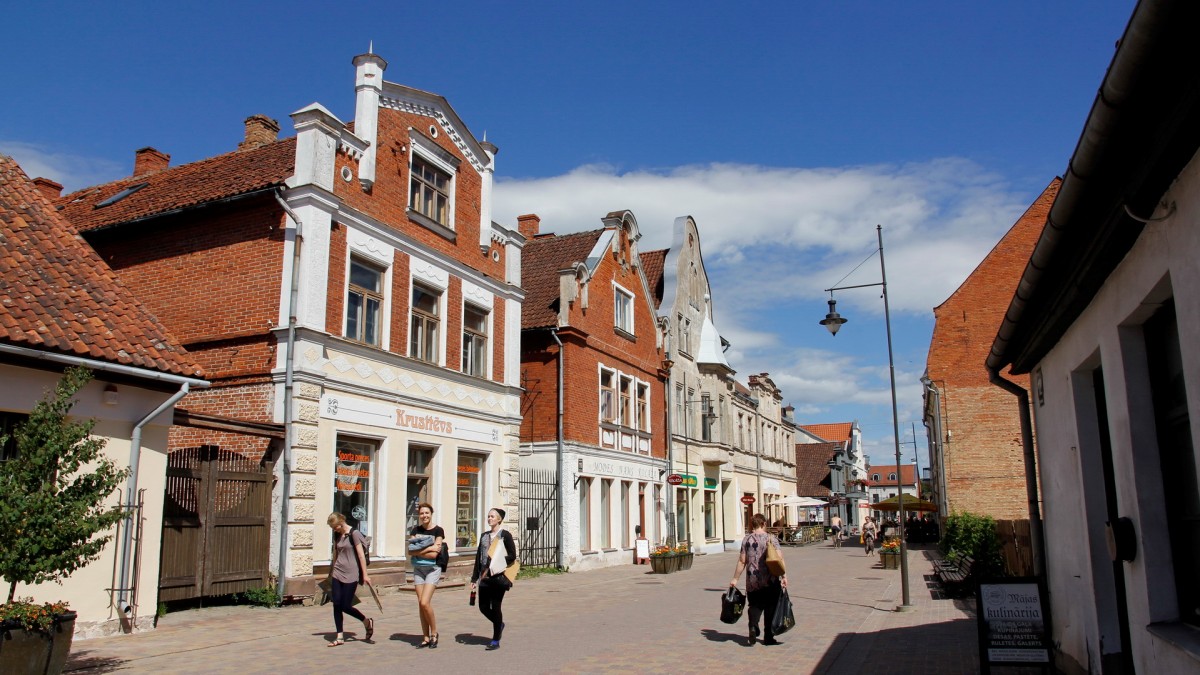 Zdjęcia: Kuldiga, Kuldiga - deptak na głównej ulicy w centrum., ŁOTWA Zdjęcia: Kuldiga, Kuldiga - deptak na głównej ulicy w centrum., ŁOTWA