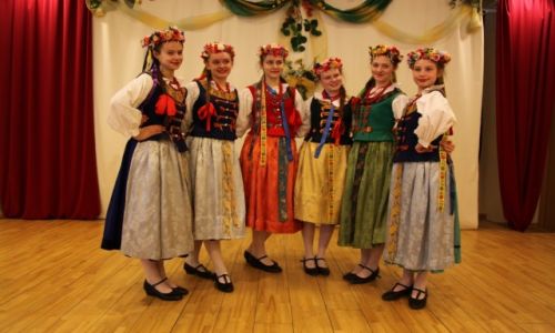 Zdjęcie ŁOTWA / Łatgalia / Daugavpils (pol. Dyneburg) / Dziewczęta z Zespołu Pieśni i Tańca „Kukułeczka”