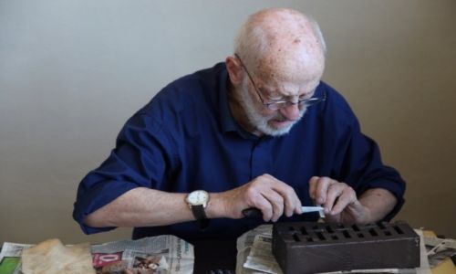 Zdjęcie ŁOTWA / Łatgalia  / Daugavpils (pol.. Dyneburg) / Restaurator przy pracy