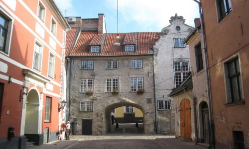 Zdjęcie ŁOTWA / Ryga / Ryga - Stare Miasto  - Brama Szwedzka / W zaułku