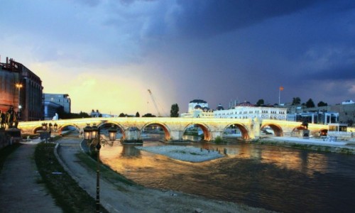 Zdjcie MACEDONIA / Skopje / Rzeka Wardar / Kamienny most