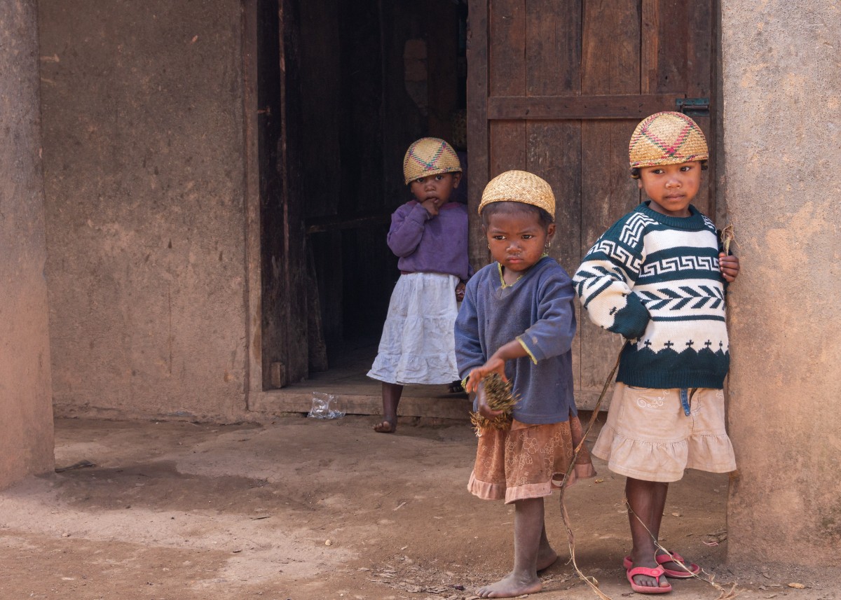 Zdjęcia: Antoetra, Madagaskar centralny, Dziewczynki z grupy etnicznej Zafimaniry, MADAGASKAR Zdjęcia: Antoetra, Madagaskar centralny, Dziewczynki z grupy etnicznej Zafimaniry, MADAGASKAR