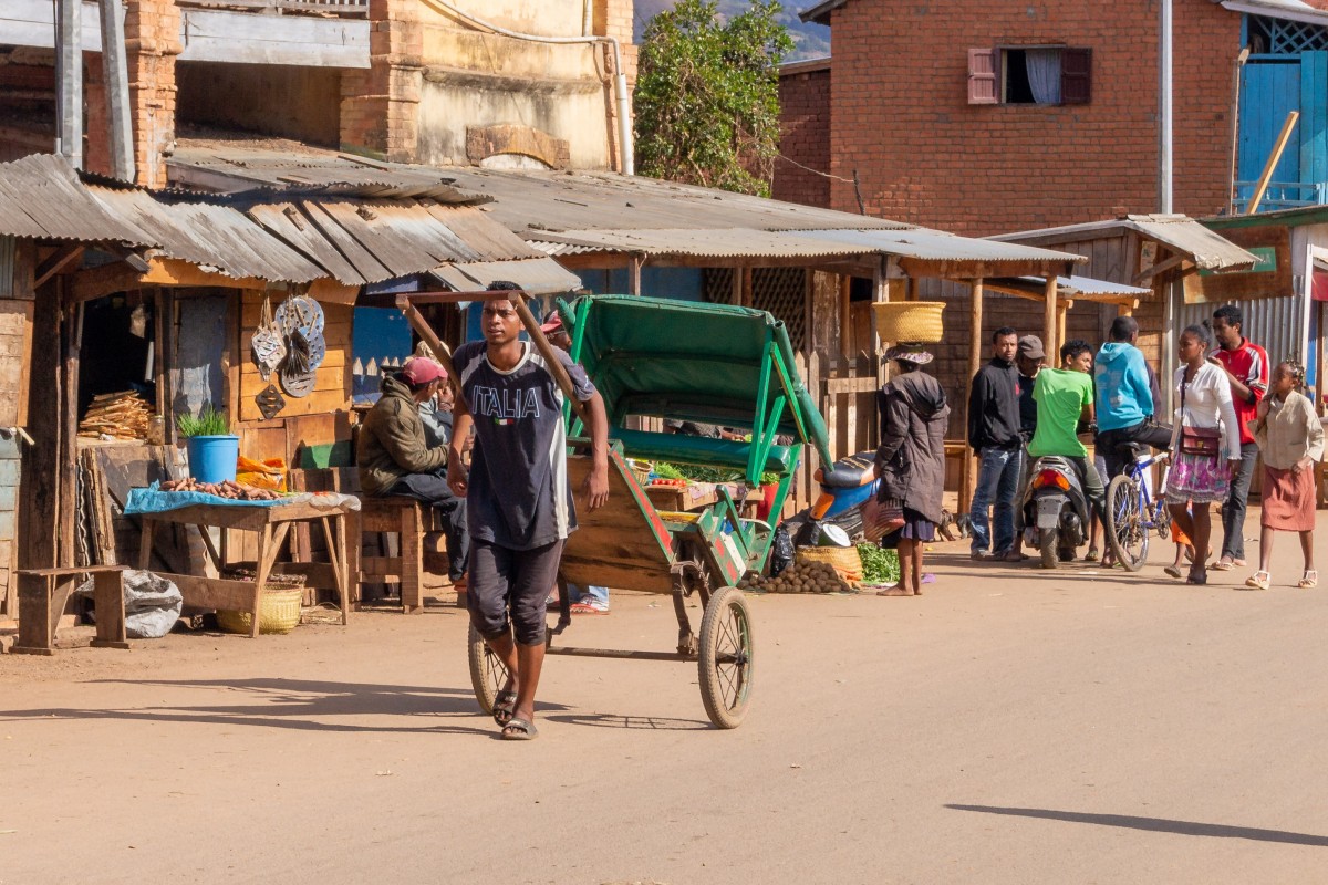 Zdjęcia: Ambositra, Madagaskar centralny, Z cyklu scenki uliczne - komuś rikszę?, MADAGASKAR Zdjęcia: Ambositra, Madagaskar centralny, Z cyklu scenki uliczne - komuś rikszę?, MADAGASKAR