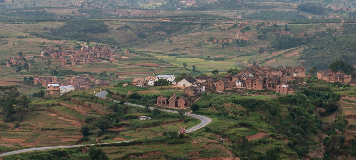 Zdjęcia: gdzieś po drodze, Panorama z drogą, MADAGASKAR Zdjęcia: gdzieś po drodze, Panorama z drogą, MADAGASKAR