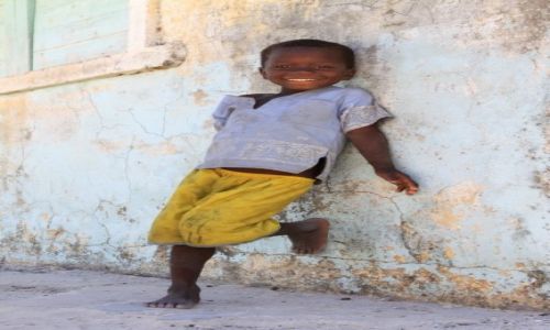 Zdjecie MADAGASKAR / poudniowy wschd / belo sur mer / malagasy child