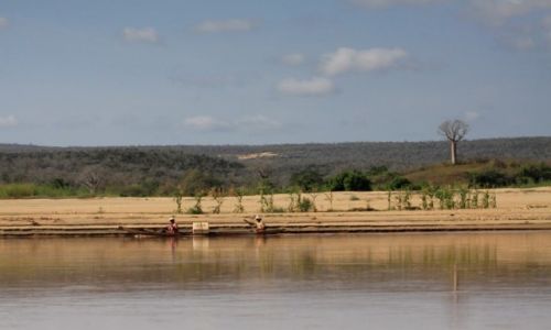 Zdjecie MADAGASKAR / centralna cz wyspy / rzeka Tsiribinha / urocza rzeka Tsiribinha