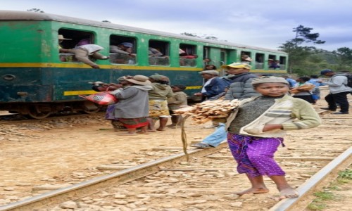 Zdjcie MADAGASKAR / Fianarantsoa-Manakara / gdzie na trasie pocigu / Dziewczynka