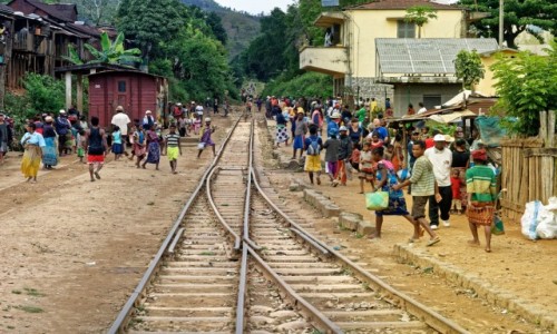 Zdjcie MADAGASKAR / Fianarantsoa-Manakara / gdzie na trasie pocigu / Stacja kolejowa