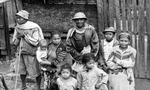 Zdjecie MADAGASKAR / Fianarantsoa-Manakara / gdzie na trasie pocigu / Rodzinka