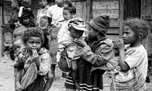 Zdjecie MADAGASKAR / Fianarantsoa-Manakara / gdzie na trasie pocigu / Dzieciaki