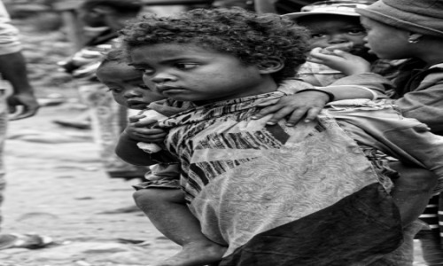 Zdjecie MADAGASKAR / Fianarantsoa-Manakara / gdzie na trasie pocigu / Rodzestwo
