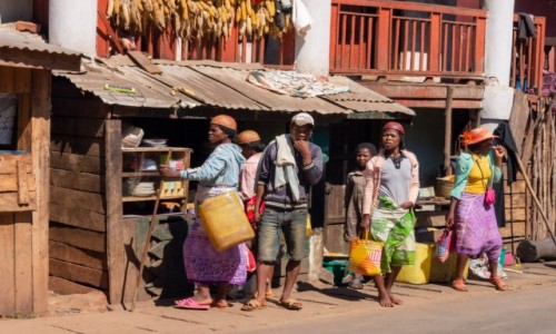 Zdjecie MADAGASKAR / Madagaskar centralny / Ambohimahasoa / Wygldajc czego lub kogo