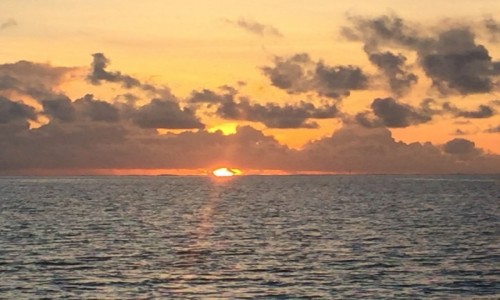 Zdjcie MALEDIWY / hilmandhoo / Origami Inn / sunset :)