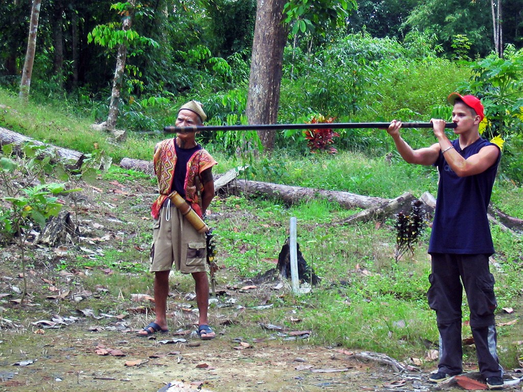 Zdjęcia: Sarawak, Borneo, Polowanie z dmuchawą nie jest takie proste, MALEZJA Zdjęcia: Sarawak, Borneo, Polowanie z dmuchawą nie jest takie proste, MALEZJA