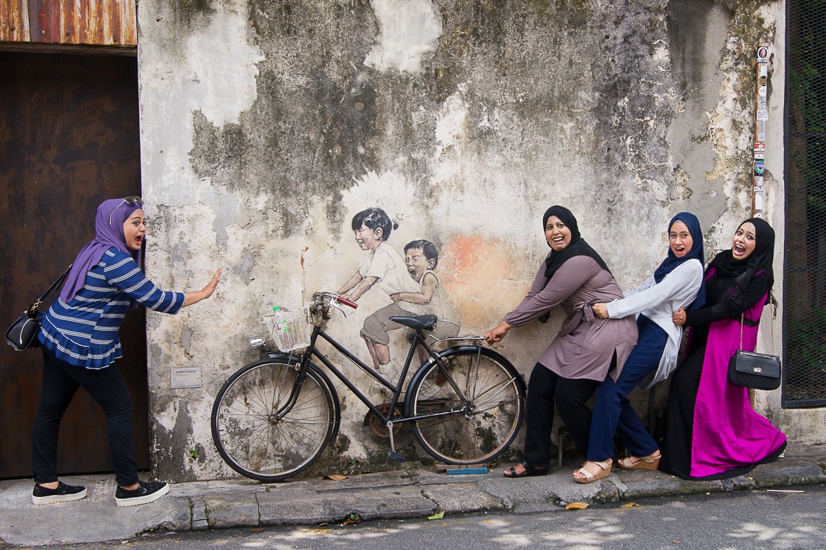Zdjęcia: Georgetown, Penang, Miejscowe dziewczyny z muralem, MALEZJA Zdjęcia: Georgetown, Penang, Miejscowe dziewczyny z muralem, MALEZJA