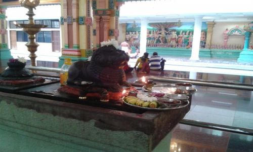 Zdjęcie MALEZJA / KUALA LUMPUR / MAHAMARIAMMAM TEMPLE / DARY OFIARNE -OŁTARZ BOŻKA