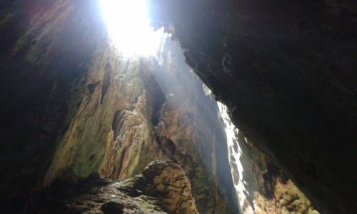 Zdjęcie MALEZJA / KUALA LUMPUR / BATU CAVES / PRZEŚWIT SŁOŃCA W JASKINII CIEMNEJ