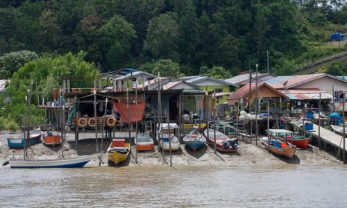 Zdjecie MALEZJA / Borneo / Bako / Pojazd przy kadej posesji
