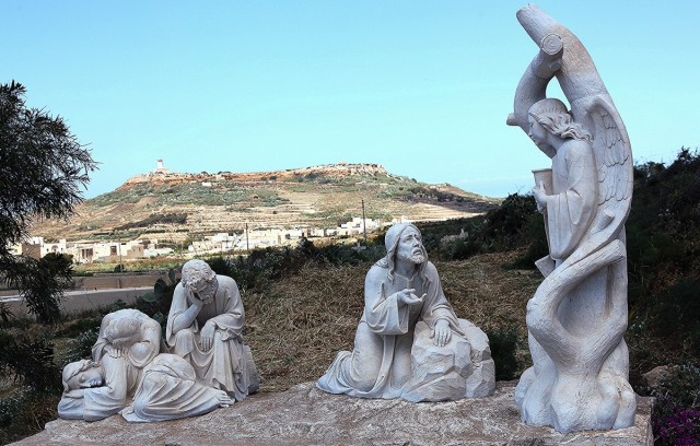 Zdj cia: Bazylika Ta' Pinu, Wzgórze Għammar Hill, Gozo, Stacja drogi krzyżowej, MALTA Zdj cia: Bazylika Ta' Pinu, Wzgórze Għammar Hill, Gozo, Stacja drogi krzyżowej, MALTA