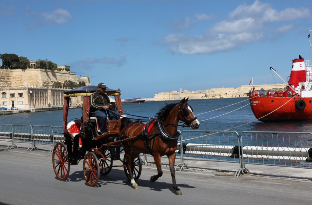 Zdjęcia: Bulwar, Valletta , Dwie epoki, MALTA Zdjęcia: Bulwar, Valletta , Dwie epoki, MALTA
