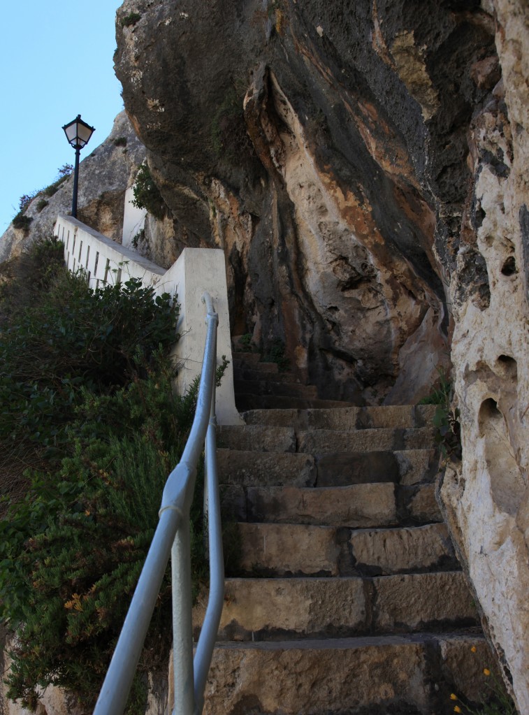 Zdjęcia: Xlendi, Gozo, Po schodkach do Caroline Cave, MALTA Zdjęcia: Xlendi, Gozo, Po schodkach do Caroline Cave, MALTA