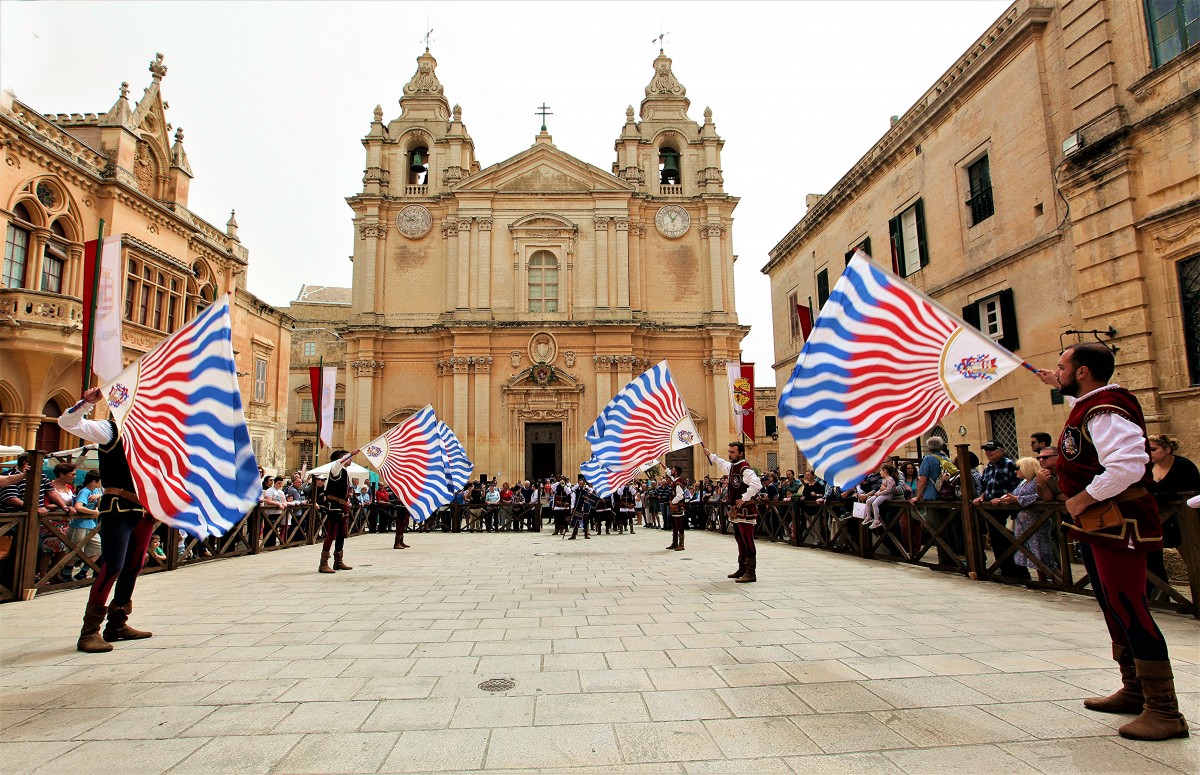 Zdjęcia: ., Mdina, Flagowy pokaz, MALTA Zdjęcia: ., Mdina, Flagowy pokaz, MALTA