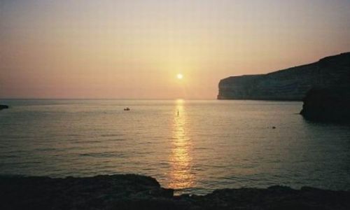 Zdjęcie MALTA / Wyspa Gozo / Zatoka Xlandii / Zachod słońca w  Xlandii