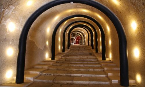 Zdjecie MALTA / Pwysep Sciberras / Valletta / wiateka i schody w tunelu