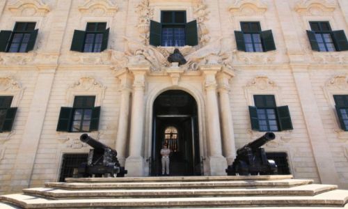 Zdjecie MALTA / Valletta / Siedziba premiera rzdu / Pod armatami