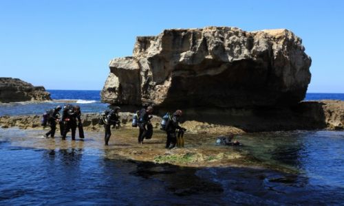 Zdjecie MALTA / Gozo / Dwejra / Ludzie aby