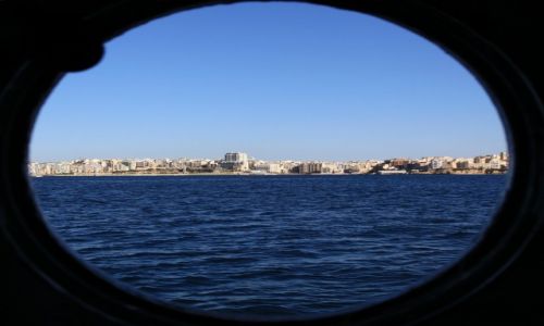 Zdjęcie MALTA / Comino / Z kabiny jachtu / Patrząc przez bulaj