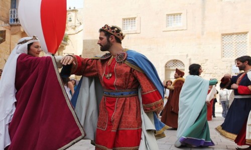 Zdjecie MALTA / Mdina / Festiwal redniowieczny / Para krlewska w tacu