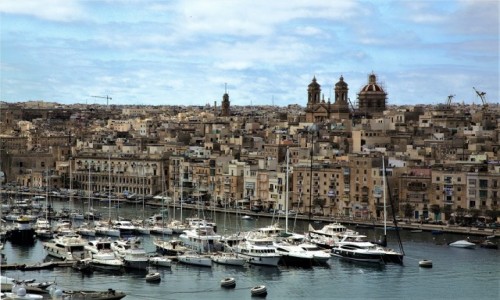 Zdjecie MALTA /  Vittoriosa (Birgu) / Fort Saint Angelo  / Nowoczesne odzie w scenerii sprzed wiekw