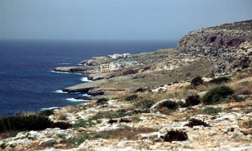 Zdjęcie MALTA / Siġġiewi  / Għar Lapsi / Poszarpany brzeg