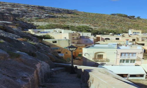 Zdjęcie MALTA / Gozo / Xlendi  / Domki wbudowane w skały