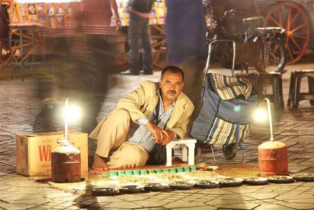Zdjęcia: plac Jemaa el Fna, Marrakech, podejrzliwy handlarz, MAROKO Zdjęcia: plac Jemaa el Fna, Marrakech, podejrzliwy handlarz, MAROKO
