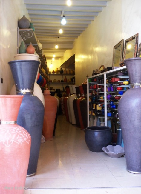 Zdj cia: Marrakesh, Poudnie, Kolorowe gliniaki na marakeskim suku, MAROKO