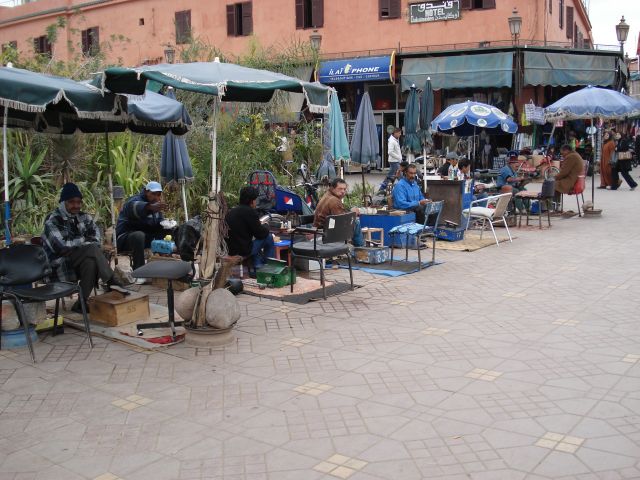 Zdjęcia: Marakesz, Marakesz, Grupa pucybutów, MAROKO Zdjęcia: Marakesz, Marakesz, Grupa pucybutów, MAROKO