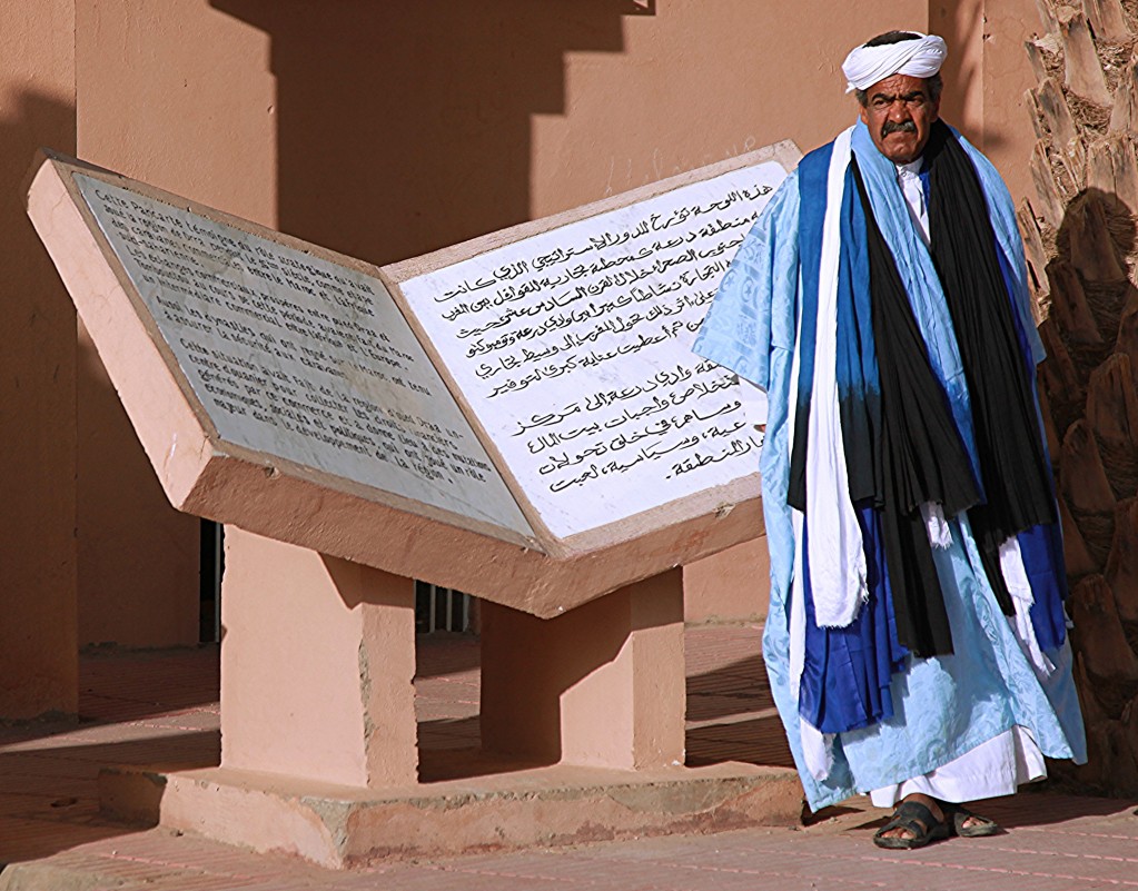Zdjęcia: Zagora, Sahara, Sprzedawca szalików, MAROKO Zdjęcia: Zagora, Sahara, Sprzedawca szalików, MAROKO