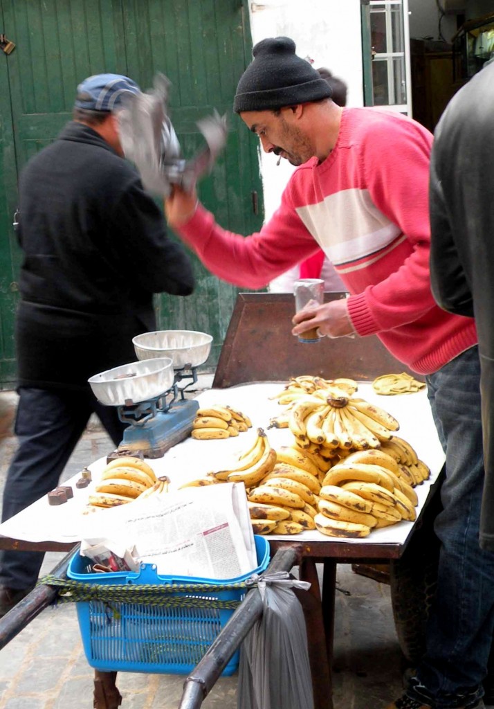 Zdjęcia: Tetuan, płn Maroko, Sprzedawca bananów, MAROKO Zdjęcia: Tetuan, płn Maroko, Sprzedawca bananów, MAROKO