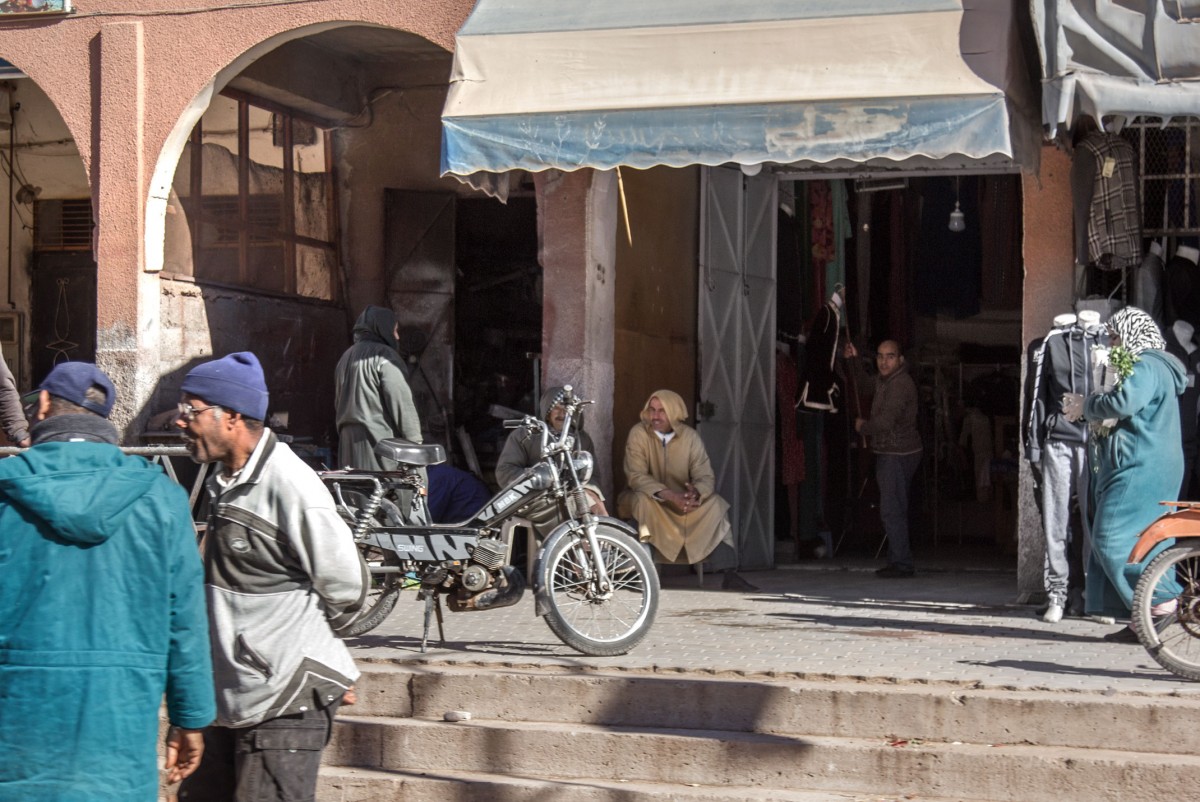 Zdjęcia: gdzieś po drodze, Dara-Tafilalt, Przed sklepem, MAROKO Zdjęcia: gdzieś po drodze, Dara-Tafilalt, Przed sklepem, MAROKO