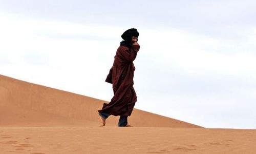 Zdjcie MAROKO / M'hamid / Erg Chigaga / podejrzliwy Berber