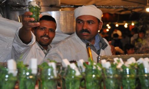 Zdjecie MAROKO / Plac Demaa el-Fna / Marakesz / Sprzedawcy herbatki z mit