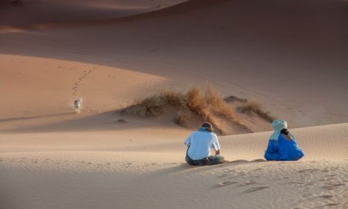 Zdjecie MAROKO / Rissani / Erg Chebbi / Chwila zadumy na pustyni
