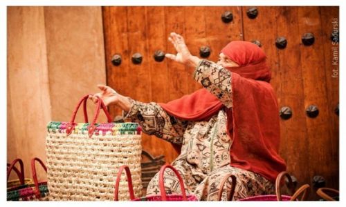 Zdjecie MAROKO / Marrakesz / Marrakesz / KOBIETA PRACUJCA