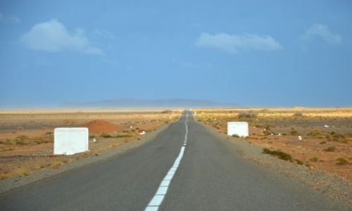 Zdjecie MAROKO / wschd Maroko / trasa pomidzy Orzazate a Merzoug / Niekoczca si opowie - asfalt na pustyni