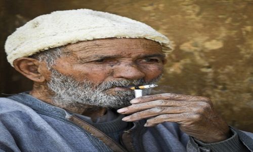 Zdjecie MAROKO / Fez-Bulman / Fez  / Palenie 